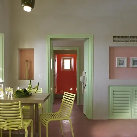 מלון דירות Voreina Gallery 4*